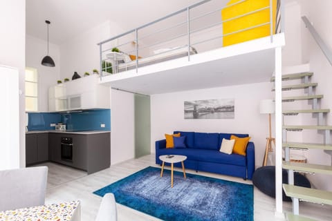 Bed, Kitchen or kitchenette, Living room, Photo of the whole room, Seating area