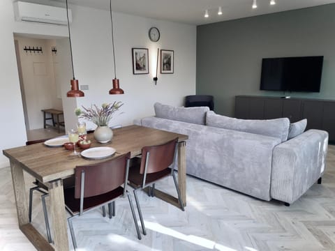 TV and multimedia, Living room, Seating area, Dining area, air conditioner