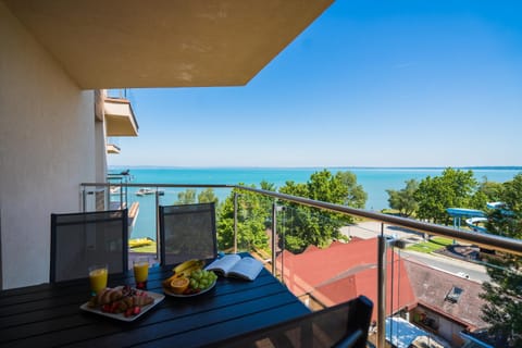 Balcony/Terrace, Lake view