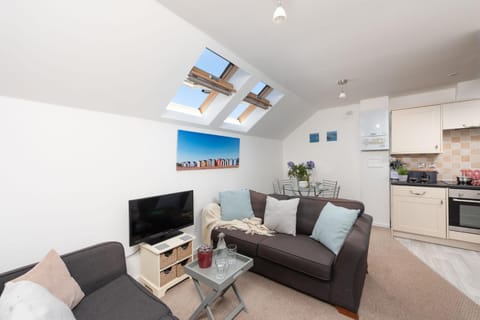 TV and multimedia, Kitchen or kitchenette, Living room, Seating area, Dining area, oven, stove