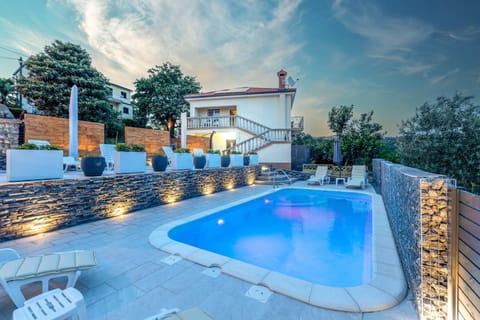 Pool view, Swimming pool, sunbed