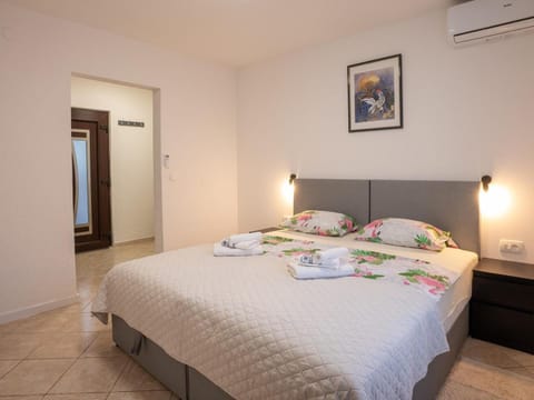 Bed, Bedroom, Breakfast, air conditioner
