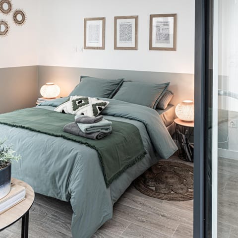 Bed, Photo of the whole room, Bedroom