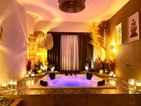Hot Tub, Photo of the whole room