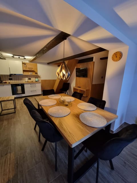 Kitchen or kitchenette, Living room, Seating area, Dining area, Food, minibar, pet friendly, stove, kitchen