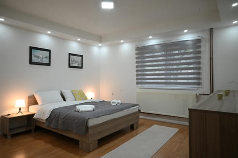 Bed, Photo of the whole room, Bedroom, air conditioner
