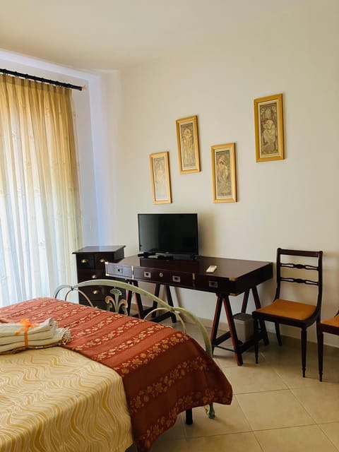 TV and multimedia, Photo of the whole room, Seating area, Bedroom, air conditioner