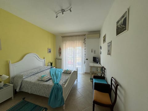 Bed, TV and multimedia, Photo of the whole room, Seating area, Bedroom, air conditioner