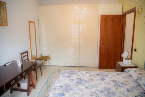 Bed, Photo of the whole room, Seating area, Bedroom, wardrobe, air conditioner