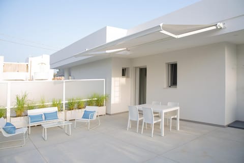 Property building, Patio, Garden, View (from property/room), Dining area