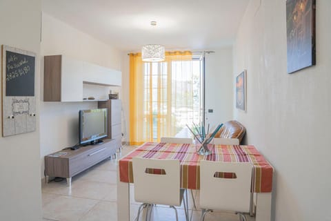 TV and multimedia, Living room, Seating area, Dining area