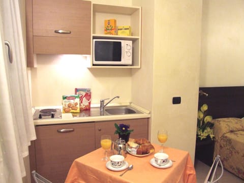 Kitchen or kitchenette, Dining area, Breakfast
