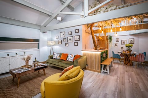 Queen's Loft Apartment in Windermere