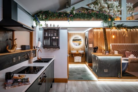 Queen's Loft Apartment in Windermere