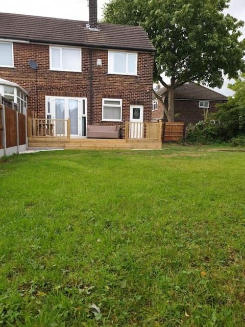 Cheerful 3 bedroom house with spacious garden House in Prestwich