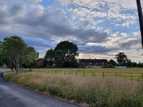 Cheerful 3 bedroom house with spacious garden House in Prestwich