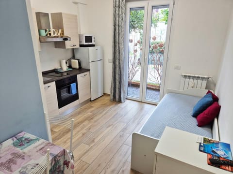 TV and multimedia, Kitchen or kitchenette, Living room, Photo of the whole room, Seating area, oven, stove, kitchen, kitchen