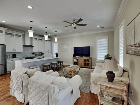 TV and multimedia, Kitchen or kitchenette, Living room, Seating area, furniture