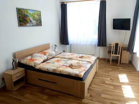 Bed, TV and multimedia, Photo of the whole room, Bedroom, Area and facilities