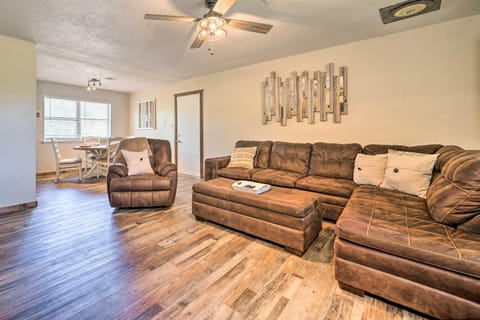 Private Hot Tub and Yard Secluded Broken Bow Home! House in Broken Bow