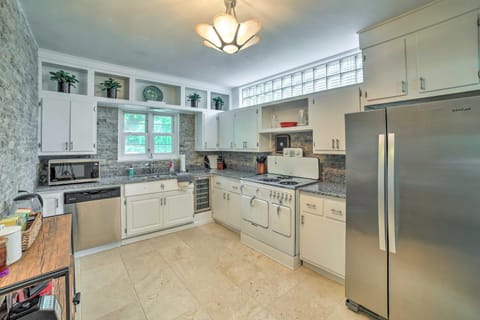 Cozy Abode about 3 Mi to Indiana Dunes Natl Park House in Porter