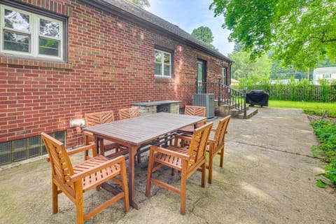 Cozy Abode about 3 Mi to Indiana Dunes Natl Park House in Porter