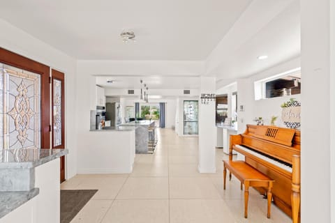 Hill Top - Scenic Villa W Panoramic Views & Pool House in Casas Adobes