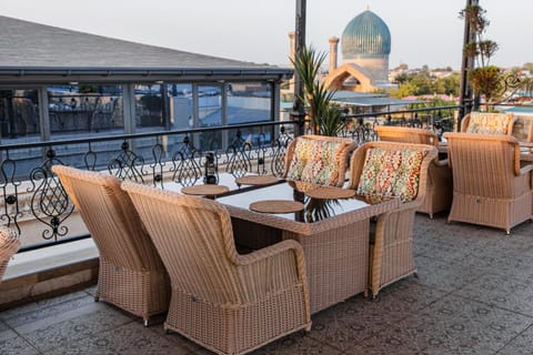 Restaurant/places to eat, Balcony/Terrace