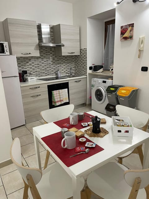 Coffee/tea facilities, Kitchen or kitchenette, Food