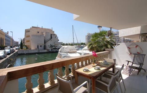 View (from property/room), Balcony/Terrace, Dining area, River view