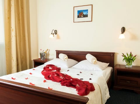 Toilet, Bed, TV and multimedia, Seating area