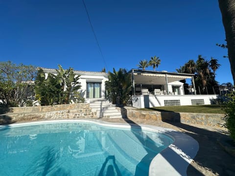 Property building, Garden, Swimming pool
