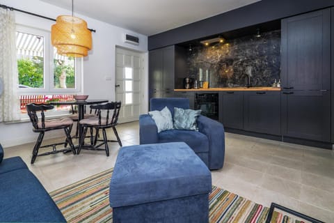 Kitchen or kitchenette, Living room, Seating area, Dining area