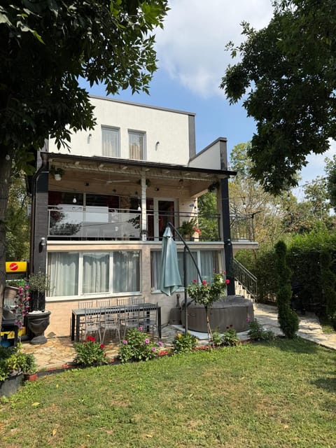 Dunavska lepotica 2 House in Belgrade