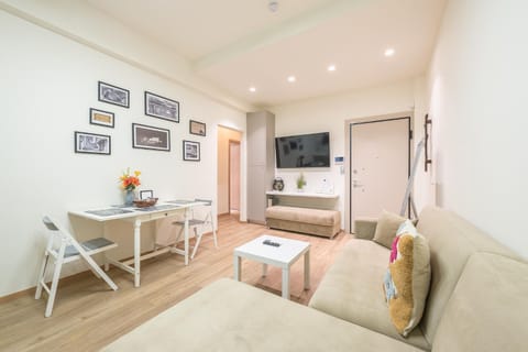 TV and multimedia, Kitchen or kitchenette, Living room, Seating area, Dining area