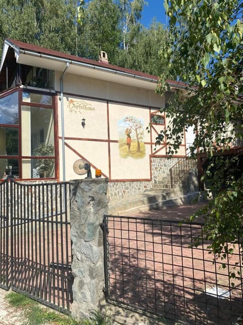 Property building, Day, Balcony/Terrace