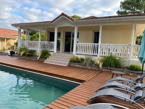 Property building, Patio, Day, Pool view, Swimming pool, sunbed