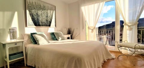 Bed, Photo of the whole room, Bedroom, Mountain view