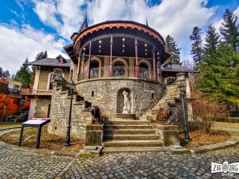 Nearby landmark, Day