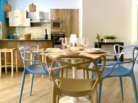 Kitchen or kitchenette, Living room, Seating area, Dining area