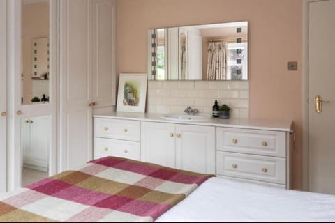 Elmo Lodge Apartment in Salcombe