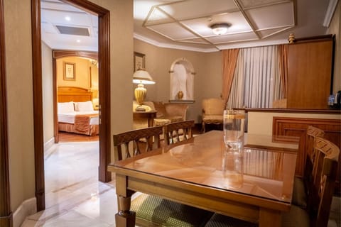 Bed, Dining area