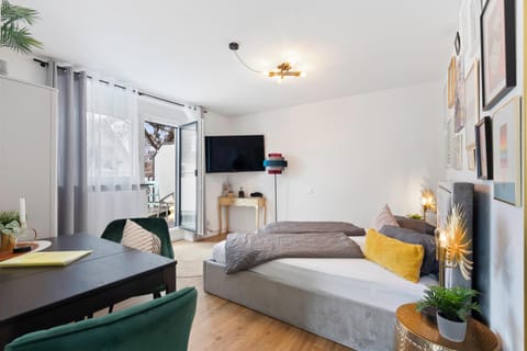 Bed, TV and multimedia, Photo of the whole room, Seating area, Bedroom