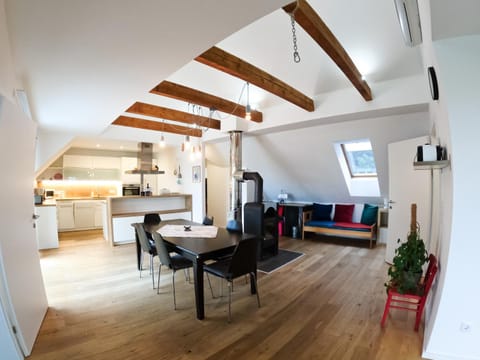Seating area, Dining area, pet friendly