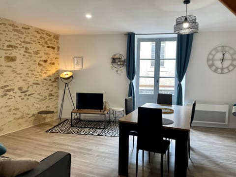 Communal lounge/ TV room, TV and multimedia, Living room, Seating area, Dining area
