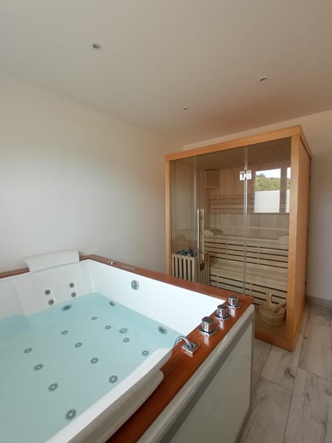 Hot Tub, Sauna, Sauna, Spa and wellness centre/facilities, Bath