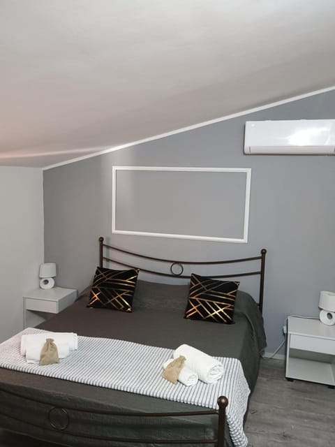Bed, Photo of the whole room, Bedroom, towels
