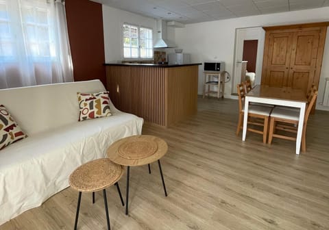Kitchen or kitchenette, Seating area, Dining area