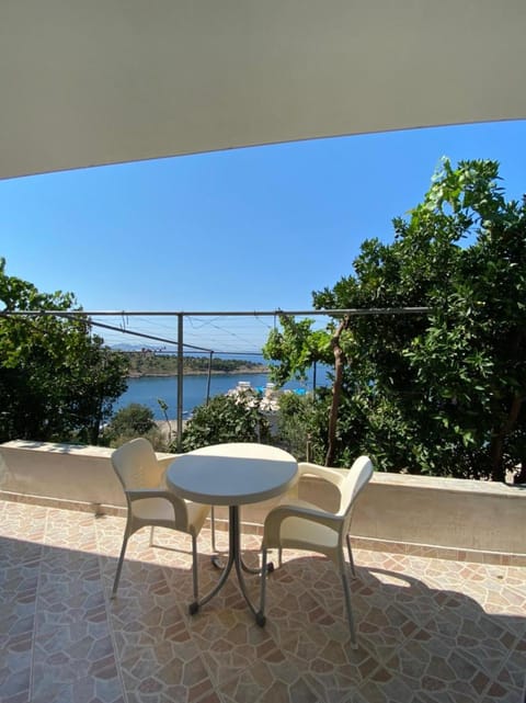 Seafront Rooms - Private Beach Access House in Sarandë