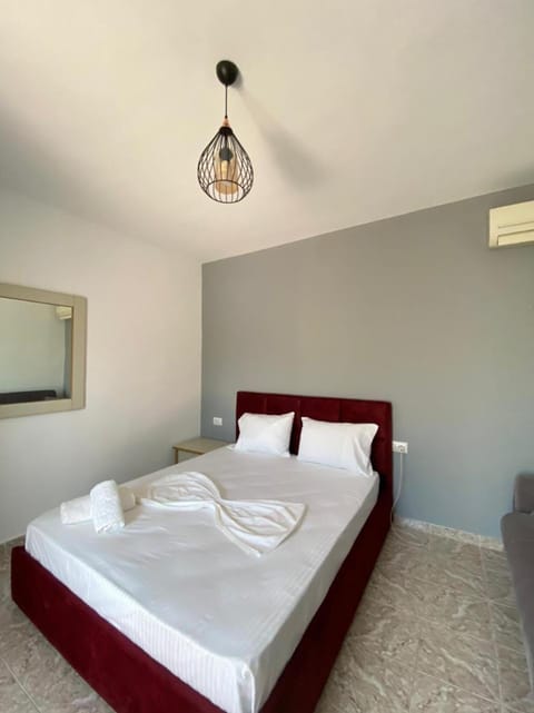 Seafront Rooms - Private Beach Access House in Sarandë
